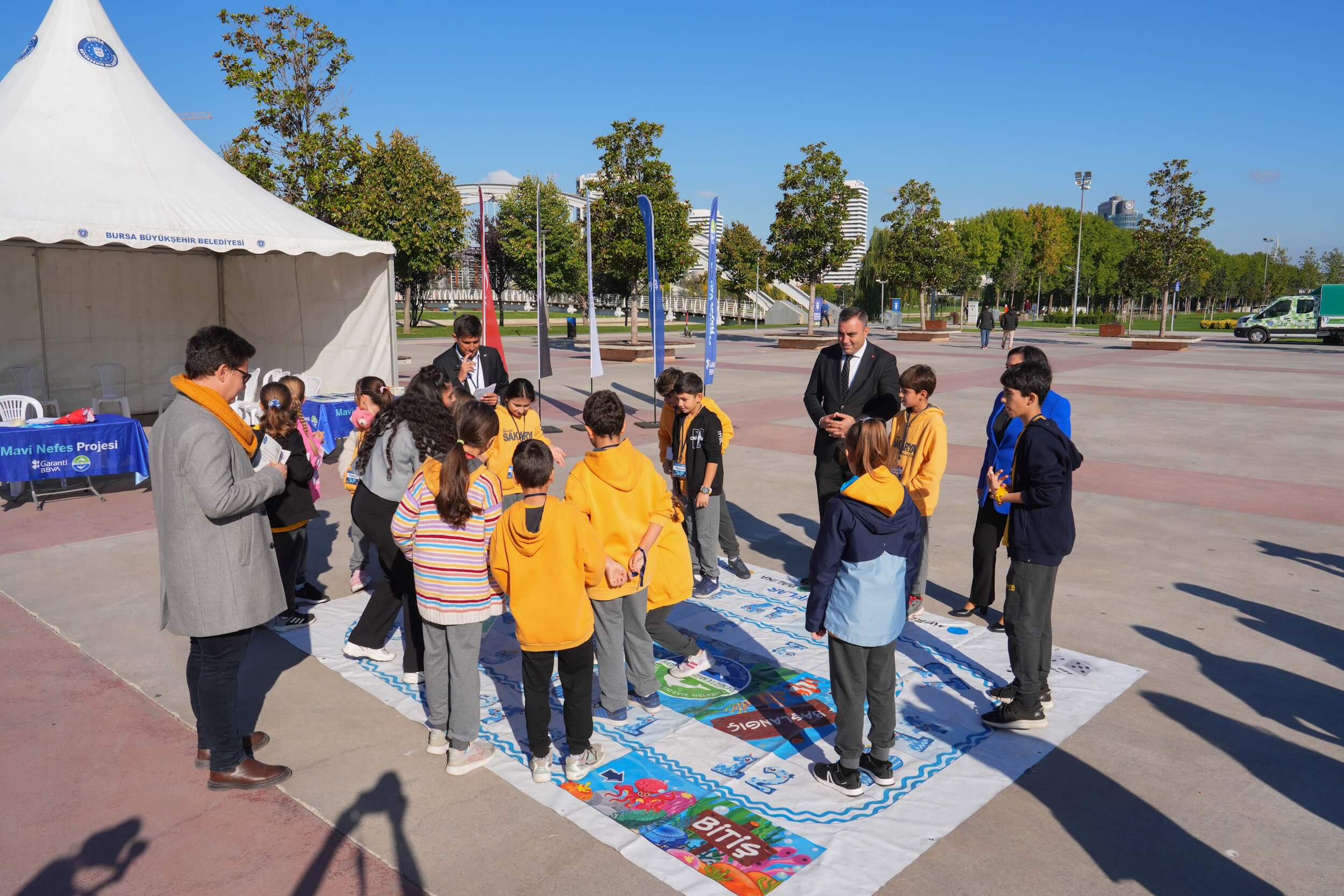 Marmara Denizi Eylem Planı Koordinasyon Kurulu tarafından Marmara Denizi’ndeki kirliliğe dikkat çekmek ve bilinçlendirme faaliyetlerinde bulunmak üzere hazırlanan ‘Mavi Nefes Gezici Eğitim Otobüsü’, Hüdavendigar Kent Parkı’nda Bursalı gençlerle buluştu. Marmara Denizi Eylem Planı Koordinasyon Kurulu’nca...